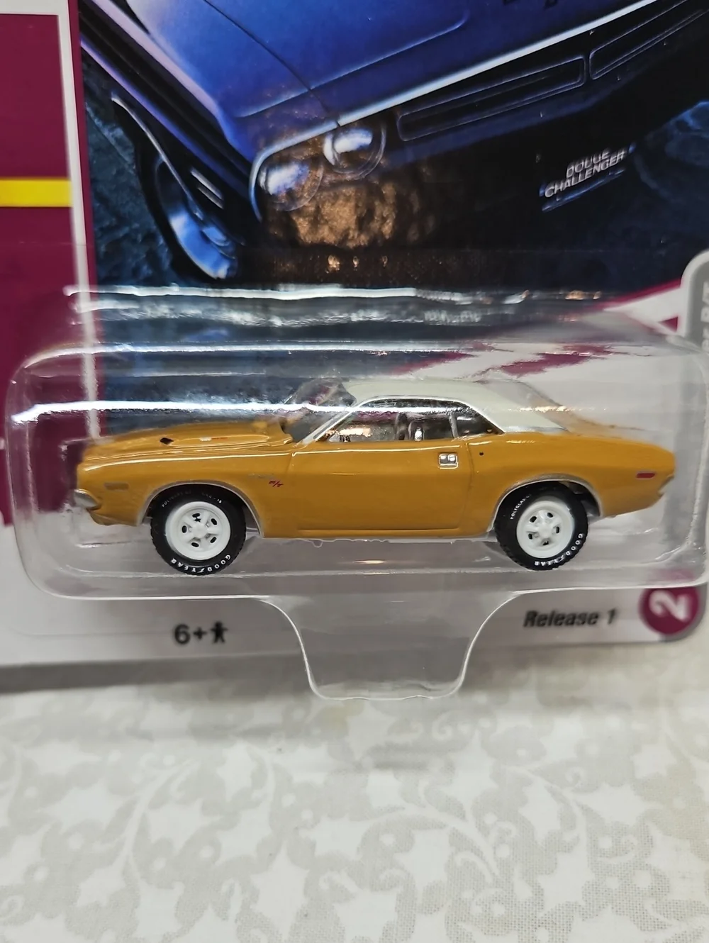 Johnny Lightning Classic Gold 1971 Dodge Challenger R/T white lightning Limited